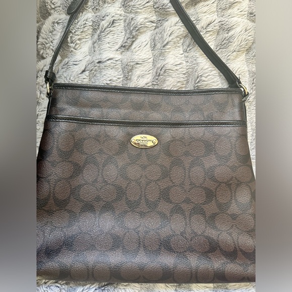Authentic Coach Medium/Large Crossbody Blk & Brown - Picture 2 of 8